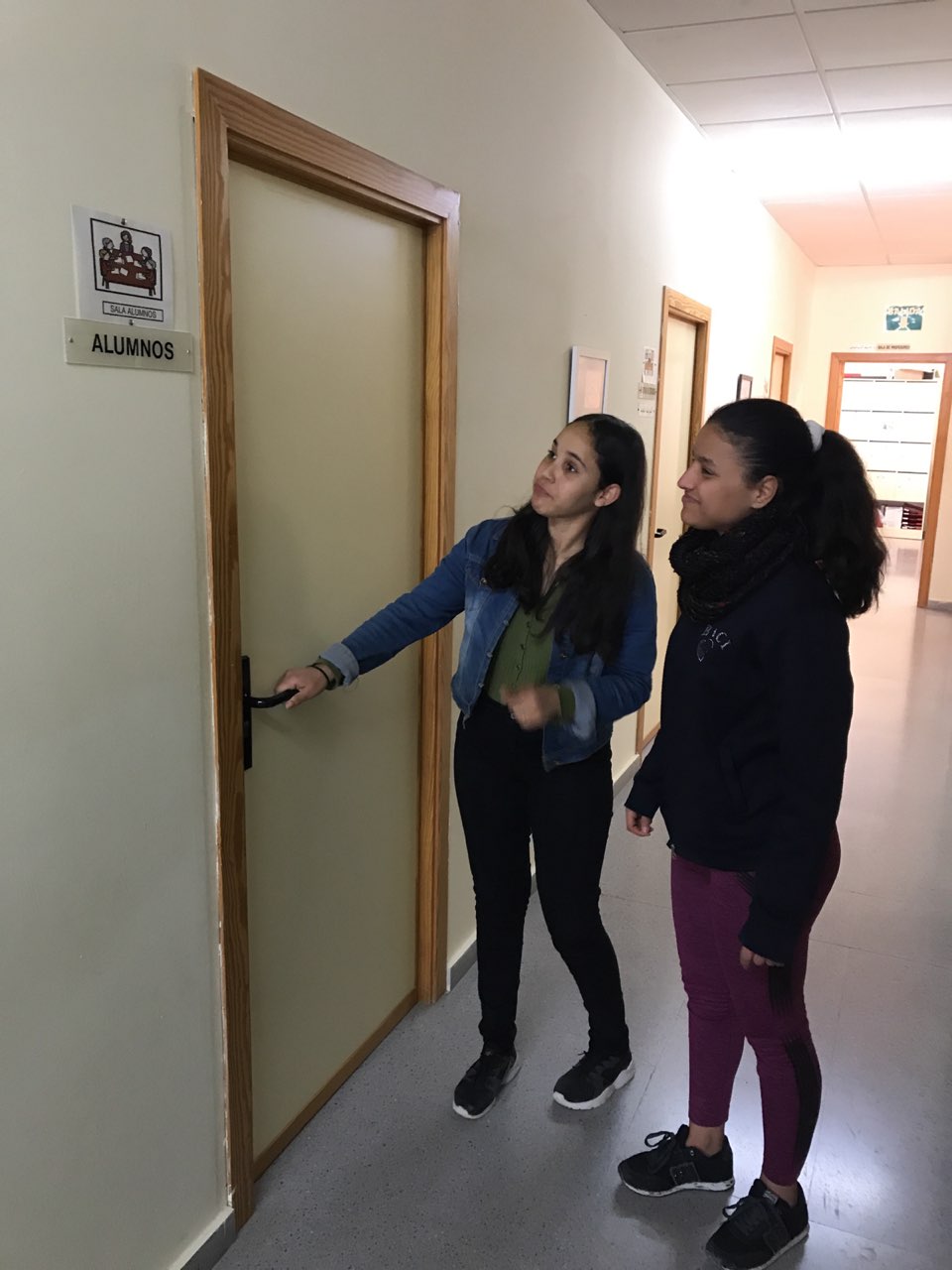 Nadia y Hajar, corresponsales del IES Sabina Mora de Torre Pacheco, entrando a su sala